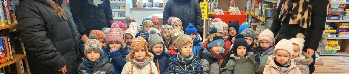 Kindergartenkinder mit den Lesestart Sets in der Bücherei